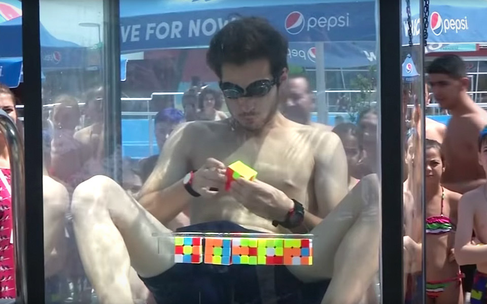 Se en fyr løse 6 Rubikskuber på ét åndedrag