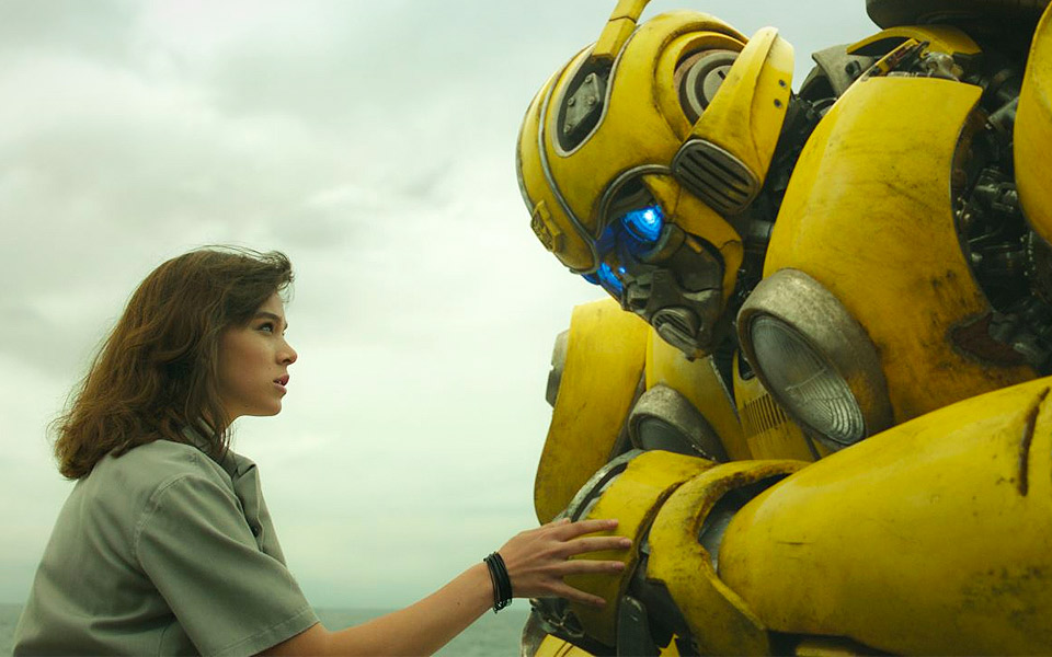 Den spritnye trailer til Bumblebee er læsset med Transformers