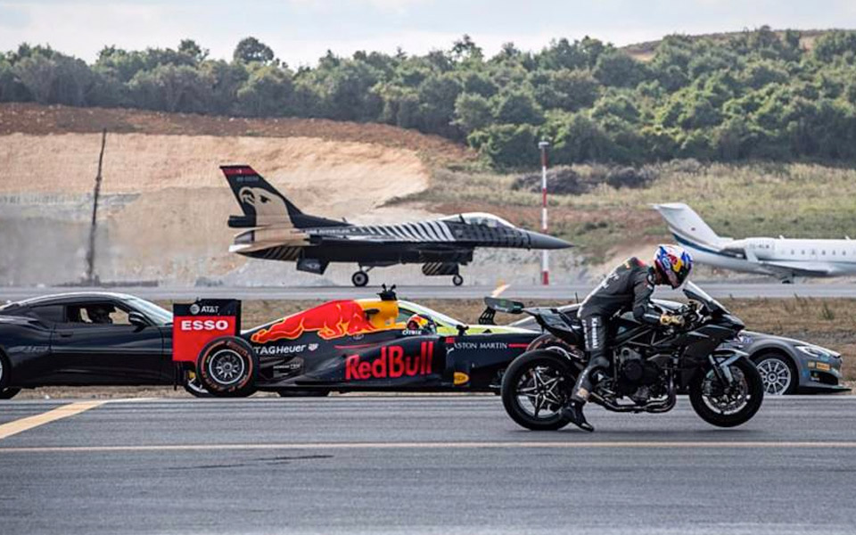 Se et dragrace mellem et jagerfly, et privatfly, en F1-racer, en MC, en Tesla og tre sportsvogne