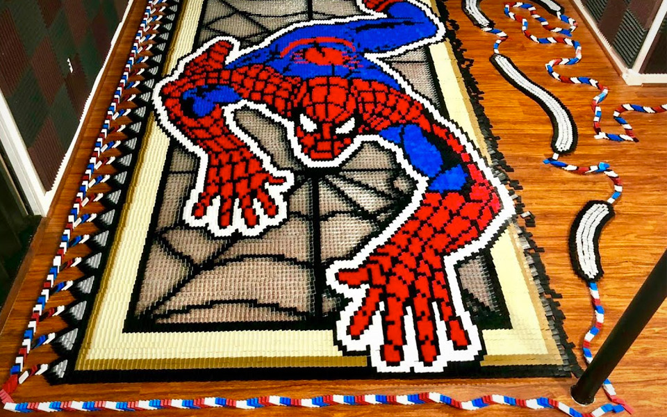 Spider-Man lavet af 36.186 dominobrikker