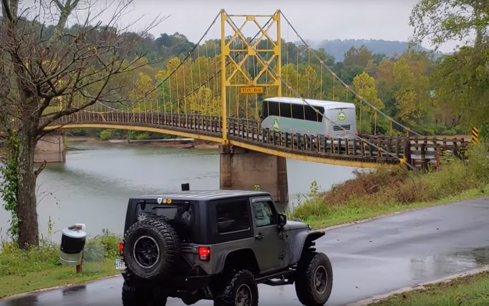 Bus ignorerer vægtgrænsen på en gammel bro