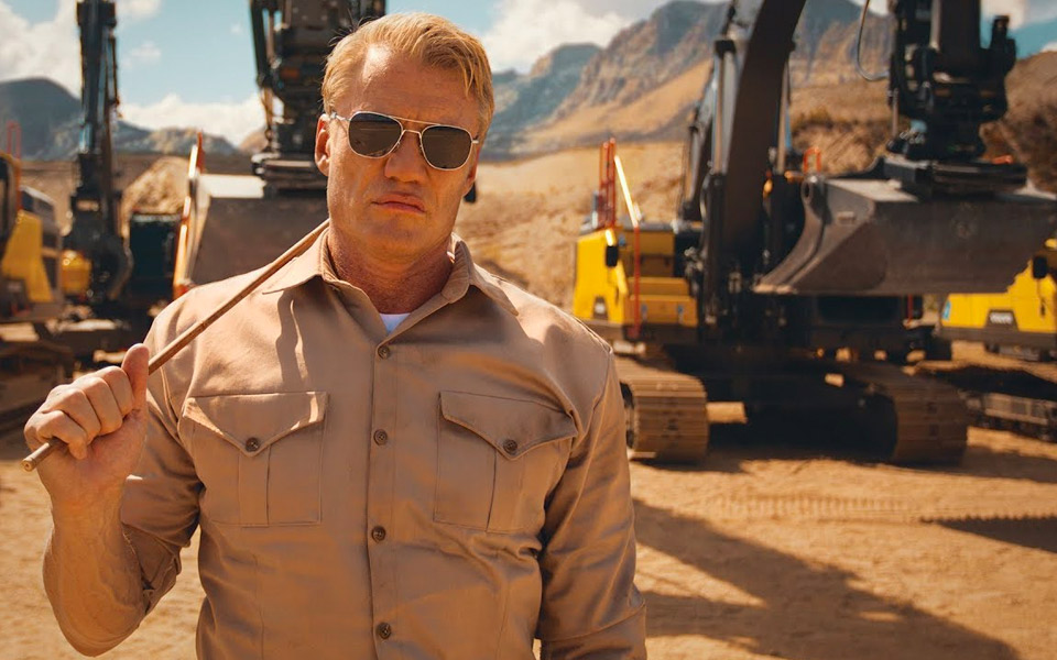 Dolph Lundgren træner gravemaskiner i Volvos nye reklamefilm
