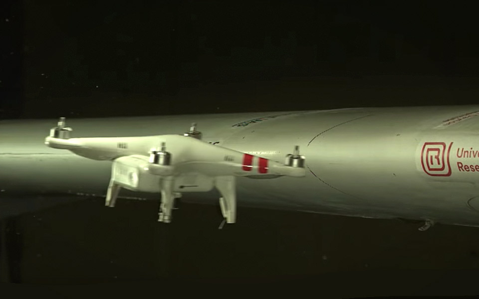 Se hvad der sker, når en drone smadrer ind i en flyvinge