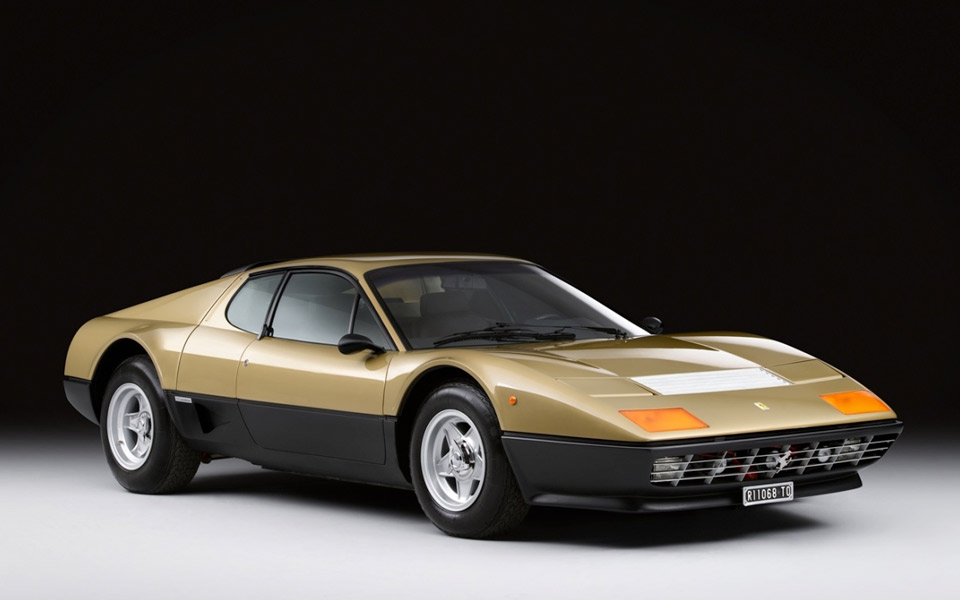 Sotheby's sælger en Ferrari 512 BB klædt i guld til deres Midas Touch auktion
