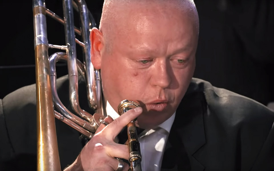 Chili Klaus får Aarhus Jazz Orchestra til at græde af smerte i sin nyeste chili-video