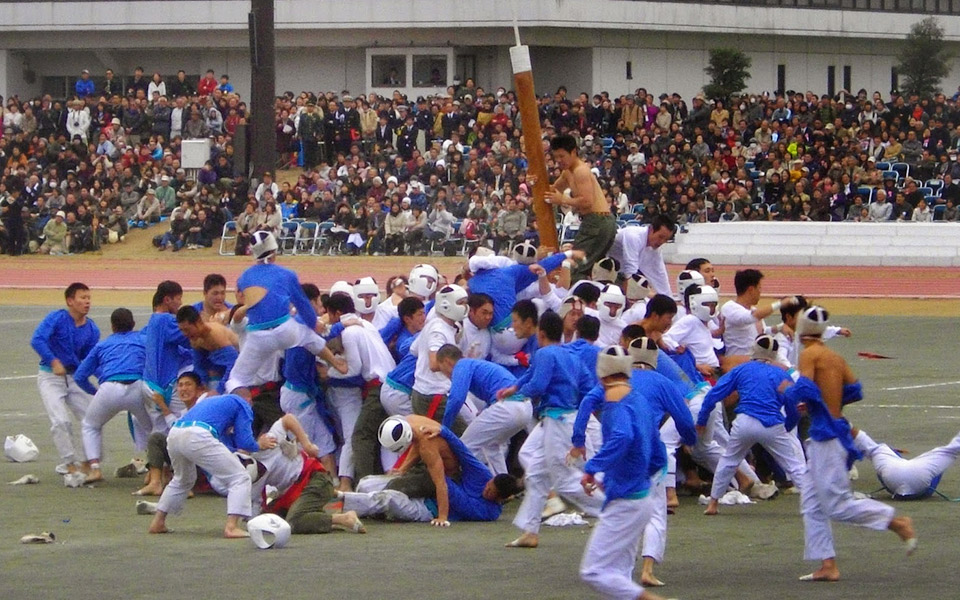 Den japanske sport bo-taoshi er ekstremt voldelig og ekstremt underholdende