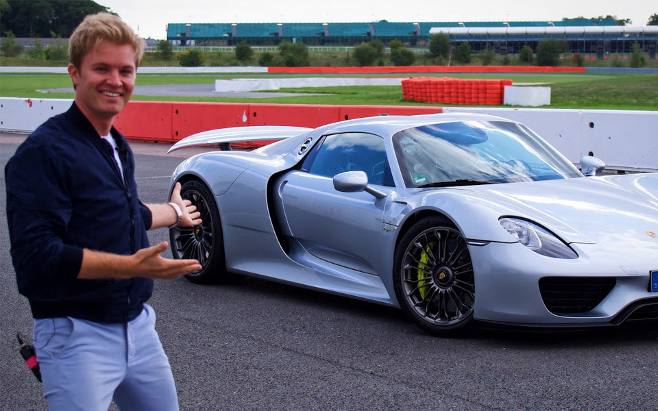 Nico Rosberg viser, hvordan en Porsche 918 Spyder kommer sjovest omkring på Silverstone