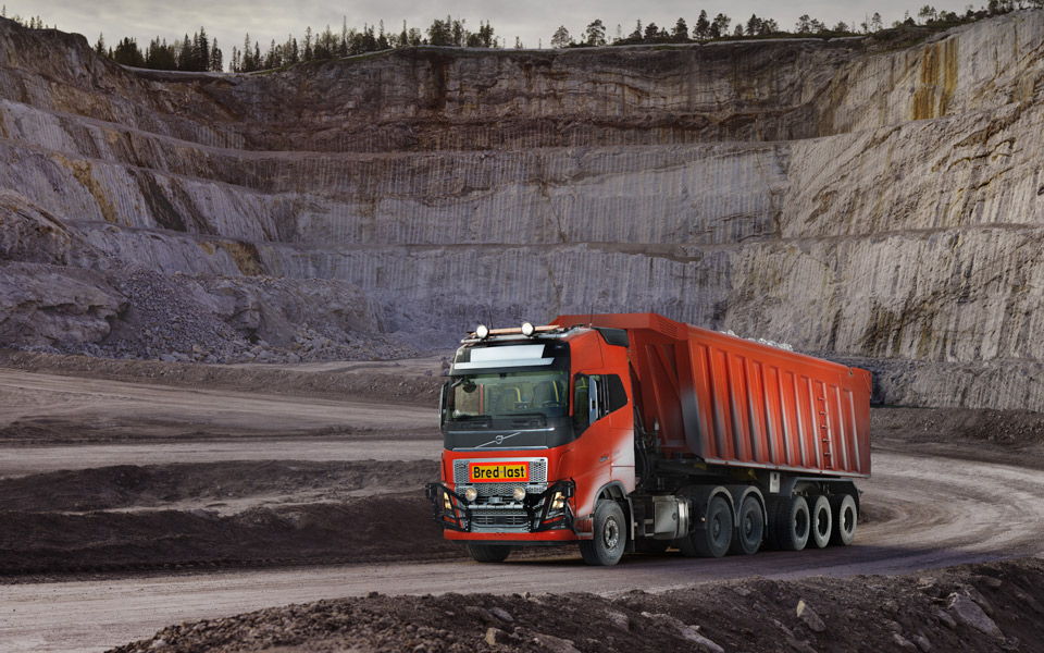 Se Volvos selvkørende lastbiler på arbejde i et kalkstensbrud