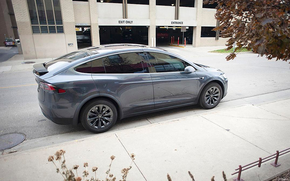 Tesla-ejer har den perfekte løsning på at undgå parkeringsbøder