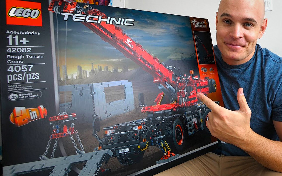 Det tager 17 timer at samle verdens største LEGO Technic kran