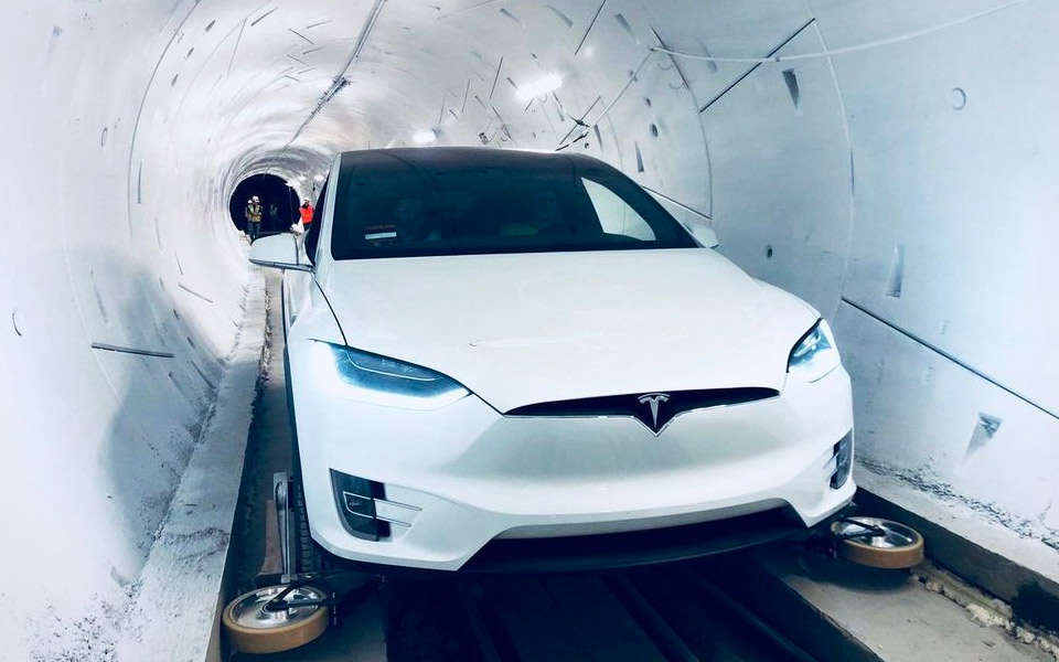 Elon Musk deler første video af sit tunnel-projekt