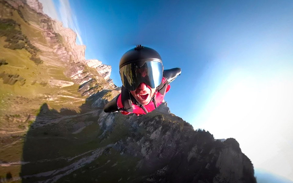 Verdens sejeste musikvideo er skudt som en tur i wingsuit