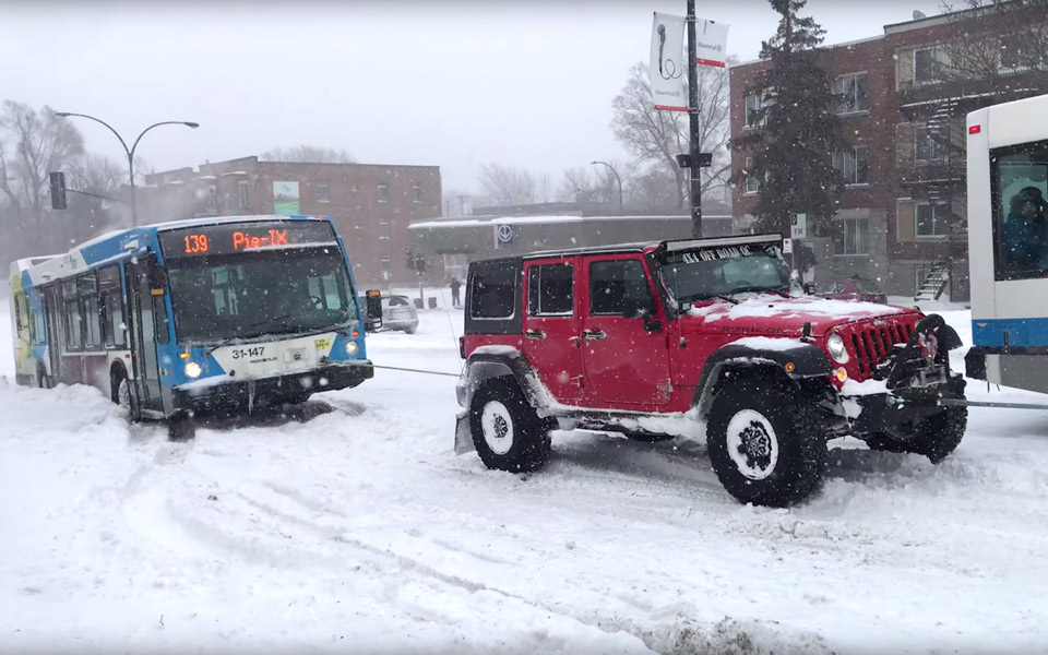 Firehjulstrækker hjælper overlegent bussen fri af sneen