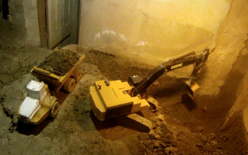 Genial mand har brugt de sidste 14 år på at udgrave sin kælder med en R/C gravemaskine