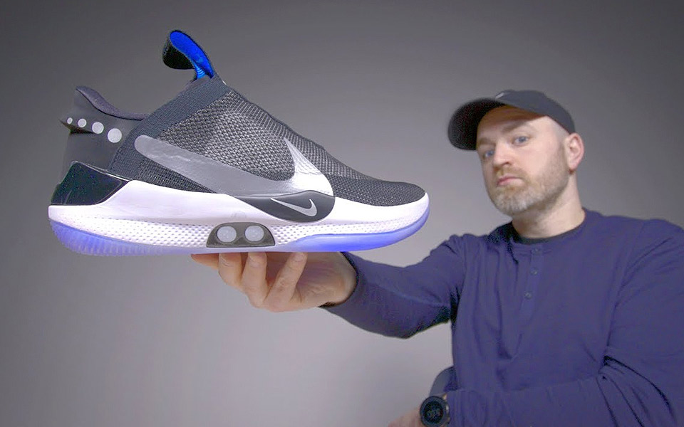 Se første unboxing af Nikes selvsnørende sneakers
