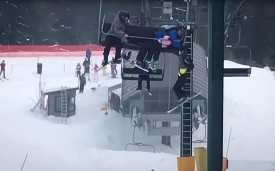 8-årig dreng holder desperat fast i skiliften