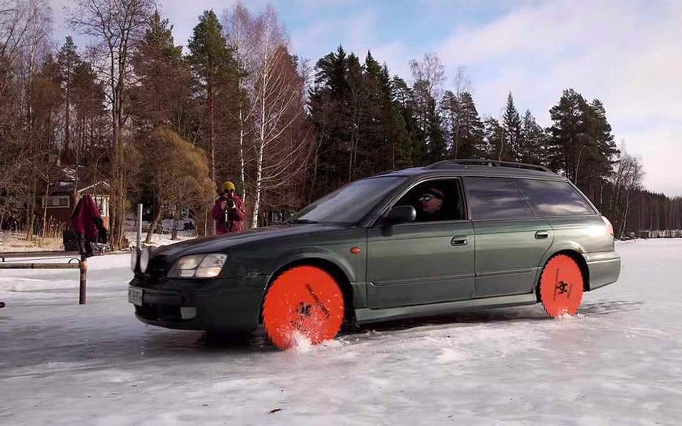 Se en finsk fyr køre over en frossen sø i en Subaru med savklinge-hjul
