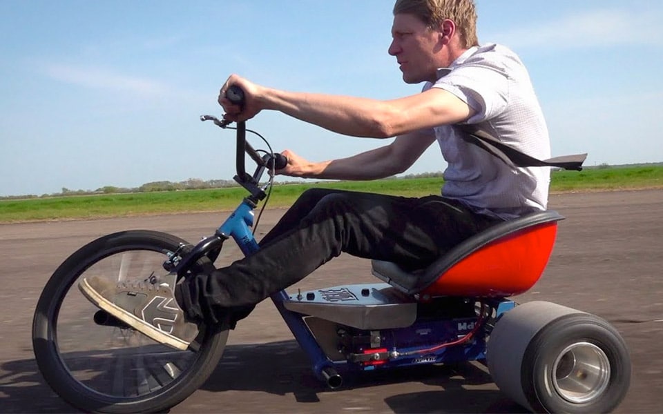 Colin Furze testkører sin nye skøre drift trike