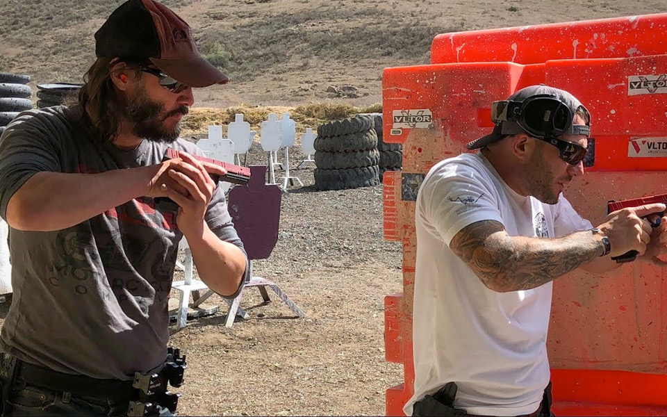 Keanu Reeves træner på skydebanen med Navy SEAL's til John Wick 3