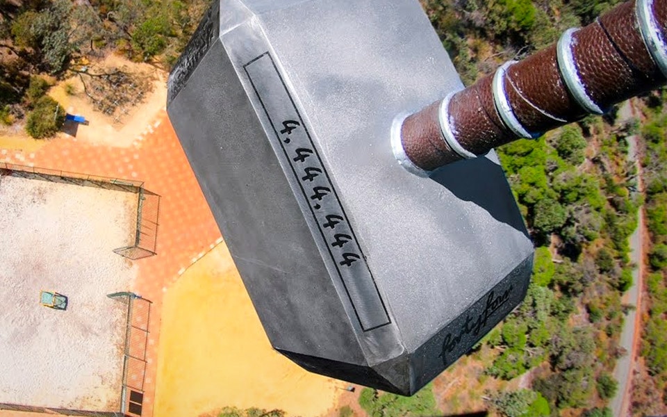 Se hvad der sker, når en 100 kilo tung Thors Hammer falder 45 meter ned på skudsikkert glas