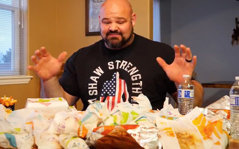 Se verdens stærkeste mand spise alt på menuen hos Taco Bell