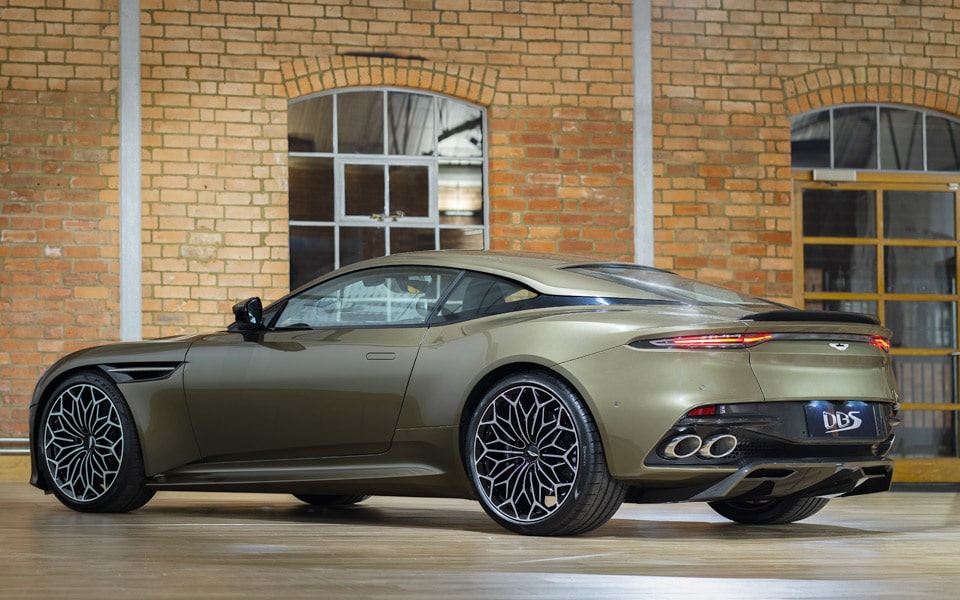 Aston Martin hylder James Bond med den nye DBS Superleggera