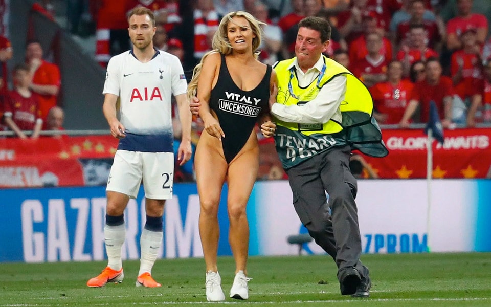 Blondinen der afbrød Champions League finalen havde åbenbart en meget god grund