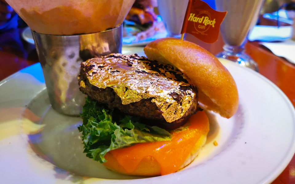 Hard Rock Cafés nye burger med 24 karat guld er guf til verdensmænd