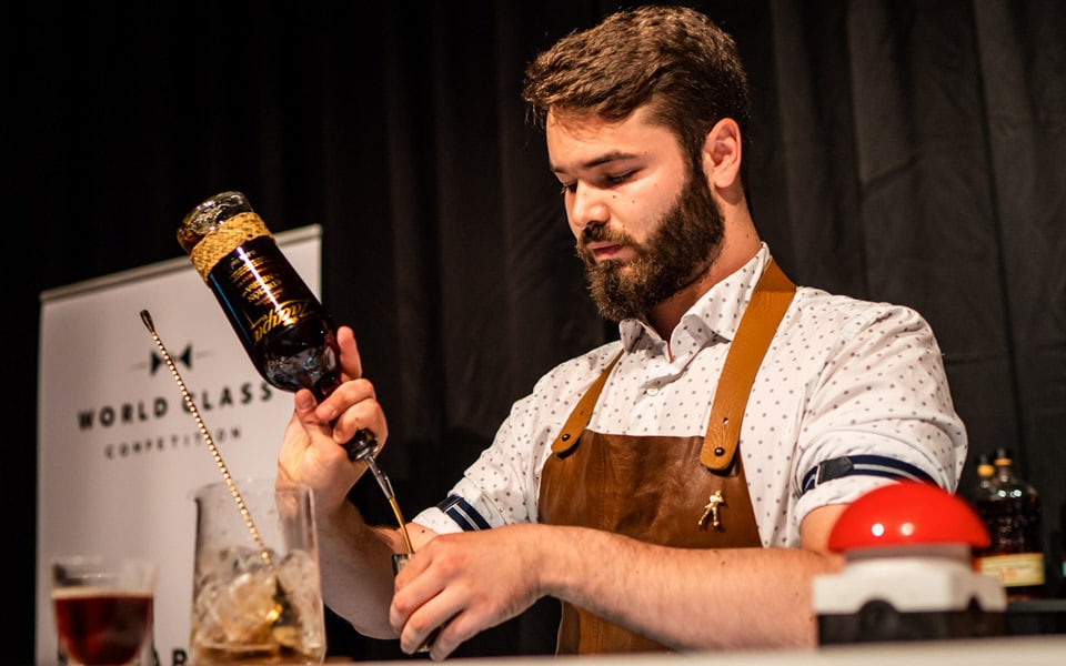 Danmarks bedste bartender lavede blærede cocktails til verdens største bartenderkonkurrence