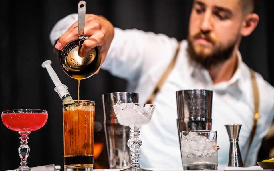 Danmarks bedste bartender lavede blærede cocktails til verdens største bartenderkonkurrence