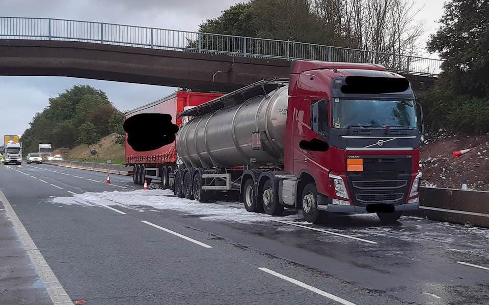 Lastbil har spildt 32.000 liter gin på motorvejen