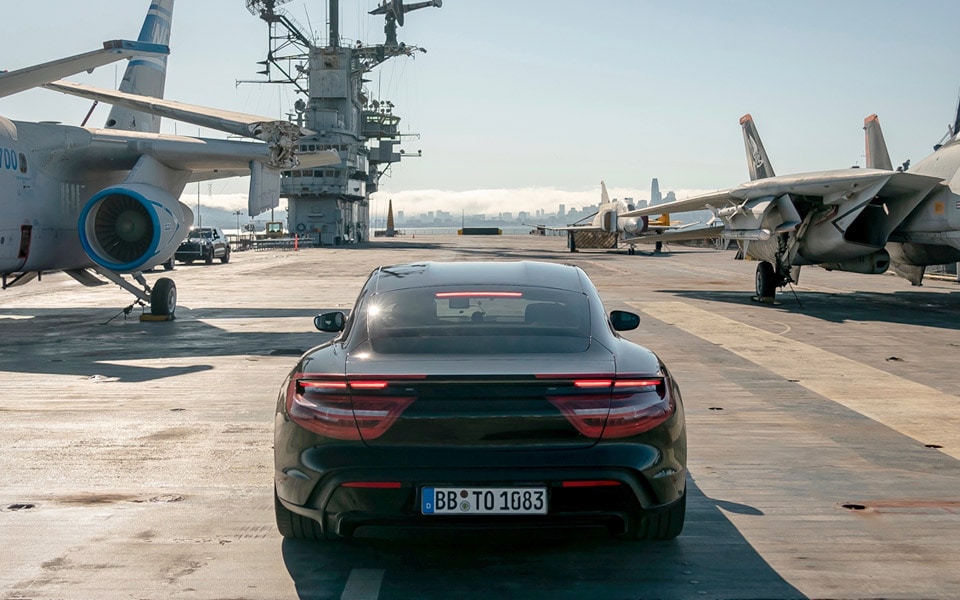 Se Porsche Taycan accelerere fra 0-145-0 km/t på et hangarskib