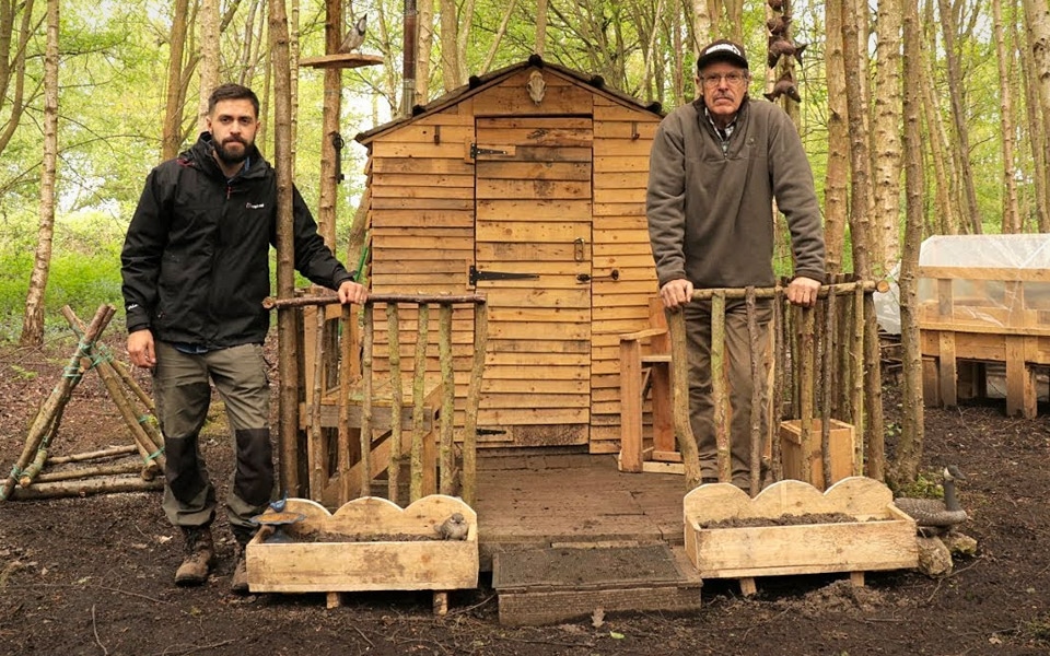 Se en far og søn bygge en blæret træhytte