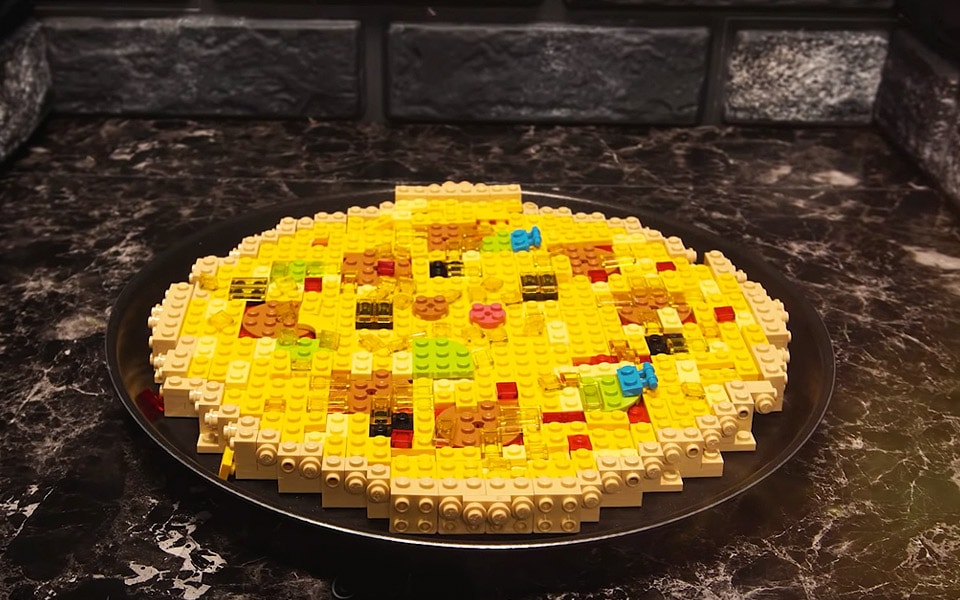 Det er underligt fascinerende at se en LEGO-pizza blive lavet