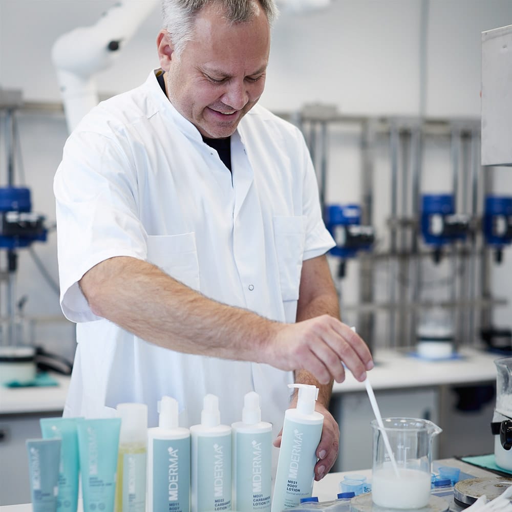 Dansk hudlæge har udviklet en ny hudplejeserie til mænd, der rent faktisk virker