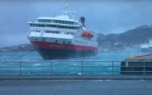 Se den ekstreme video: Norsk kaptajn lægger til kaj i vild storm som en rigtig boss