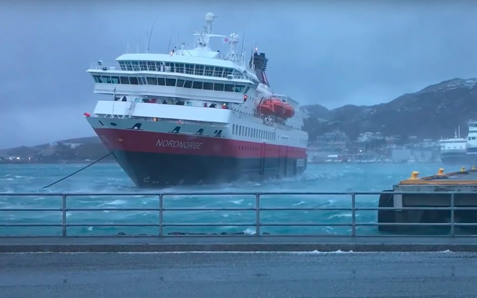 Norsk kaptajn lægger til kaj i storm