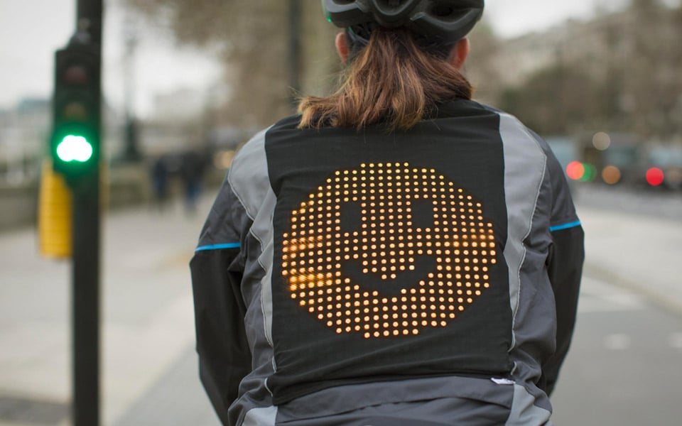 Fords nye Emoji-jakke til cyklister giver bedre humør i trafikken