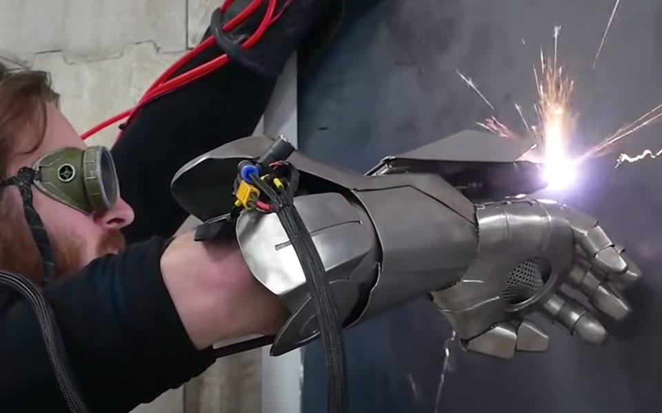 Gal opfinder har bygget en Iron Man handske med plasmaskærer