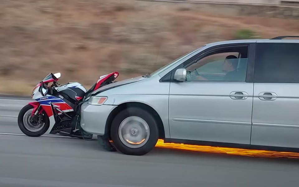 Vanvidsbilist rammer en motorcykel på motorvejen og fortsætter bare