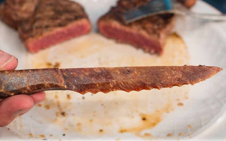 En steakkniv lavet af en steak