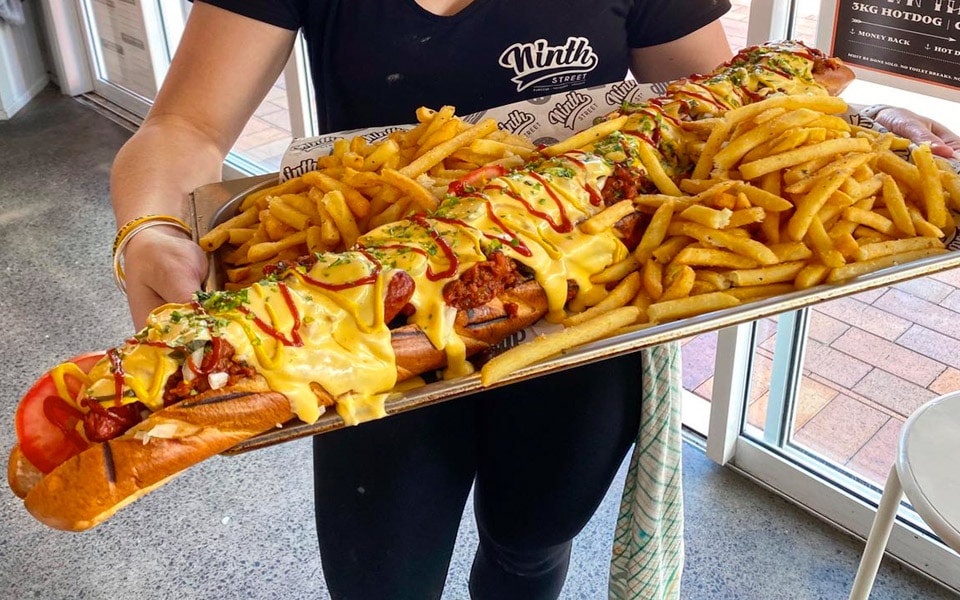 Kan du spise 3 kilo hotdog med fritter på 30 minutter?