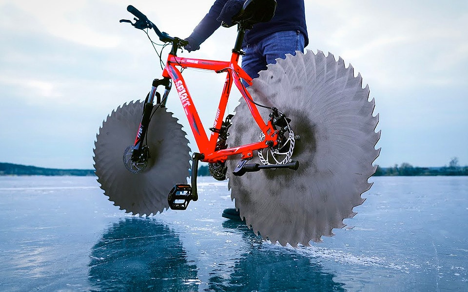 En savklinge-cykel står fast på isen