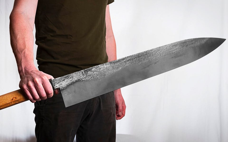 Sej smed laver verdens største kokkekniv