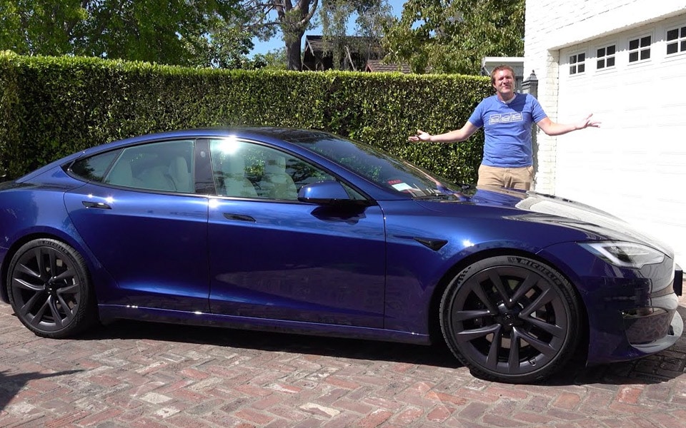 Doug DeMuro tester den nye Tesla Model S Plaid