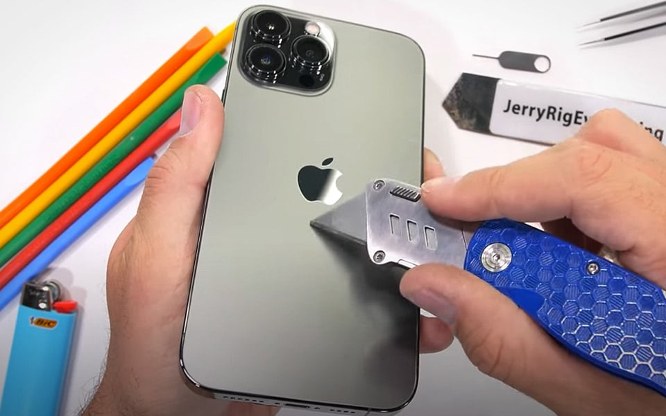 JerryRigEverything stresstester Apple iPhone 13 Pro Max
