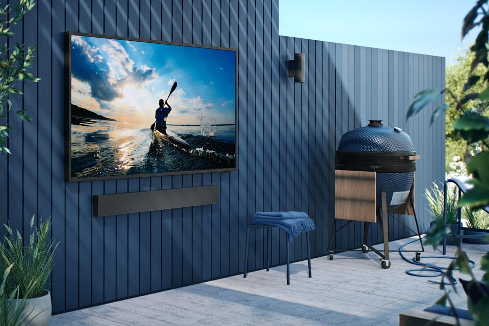 Samsungs udendørs-TV er genialt til grillaftenerne med vennerne