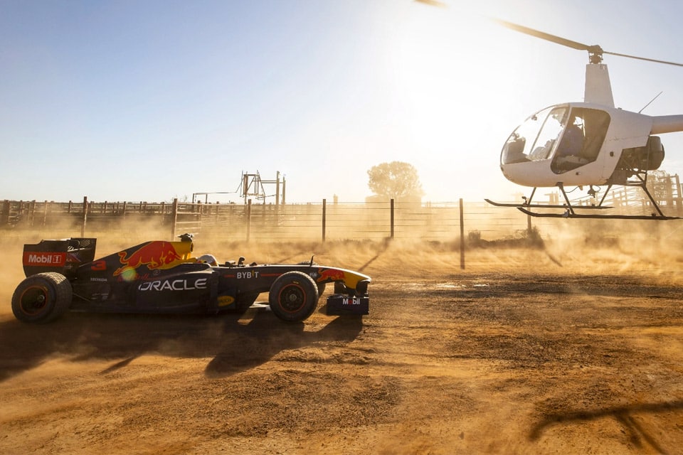 Daniel Ricciardo rykker tværs gennem Australien i en Red Bull F1 racer