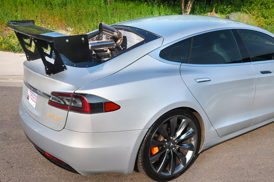 Tesla med dieselmotor kører 2.500 kilometer på én opladning