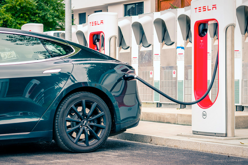 I dag kan alle bilmærker få gratis strøm hos Tesla